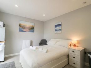 Modern Room with Private Outdoor space Pass The Keys